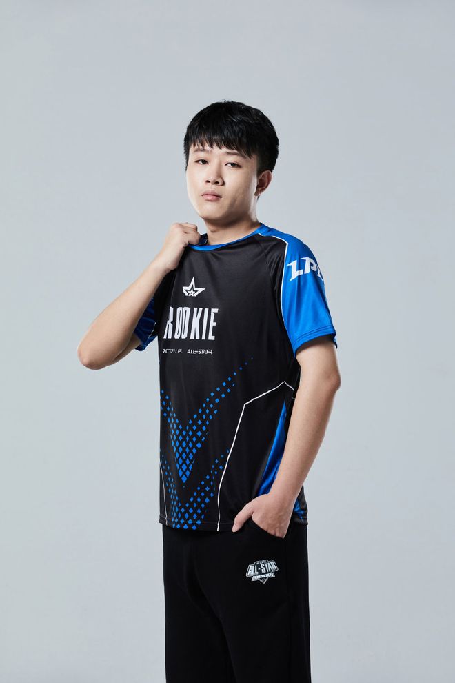 包含斯图加特训练开放日，国际比赛日遗憾出局引欢呼，全明星赛在即，训练强度明显提升的词条